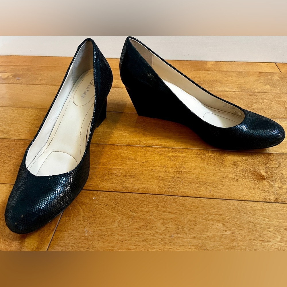 Calvin Klein Black Saxton Patent Lizard Textured Wedge Pumps, Size 8 (Pre-Owned)